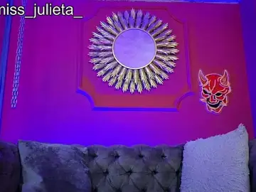 Stripchat Live Sex Cam of Julieta_Russell