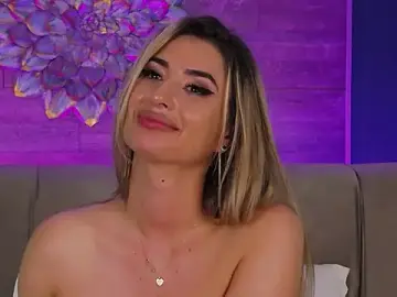 Stripchat Live Sex of LoraDevine